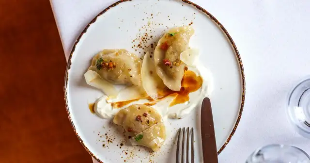 Gdzie zjeść w Krakowie? Sprawdzone miejsca od pierogów po Michelin.