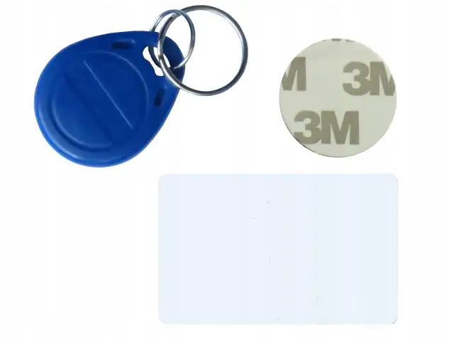 Niebieski brelok z chipem, okrągła naklejka 3M i biała karta na białym tle.