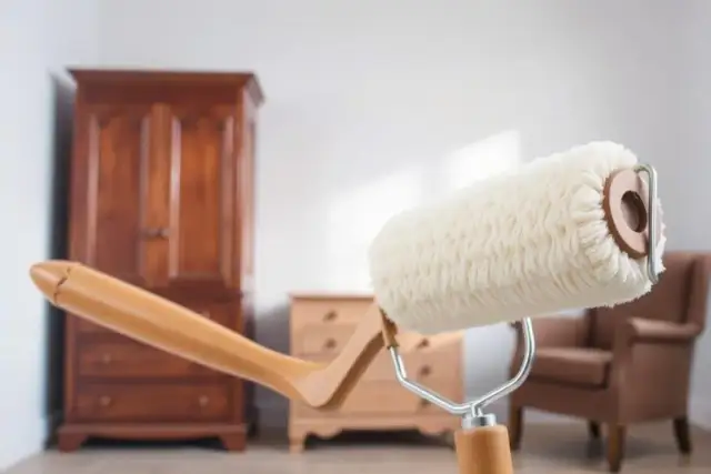 Jaki wałek do malowania mebli, aby uniknąć smug i zacieków?