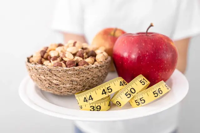 Orzechy, jabłka i miarka krawiecka. Zastanawiasz się, ile kcal powinien jeść mężczyzna?