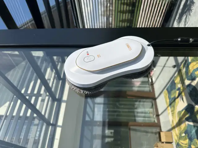 Bezpieczne mycie okien na wysokości: teleskop, robot czy firma?