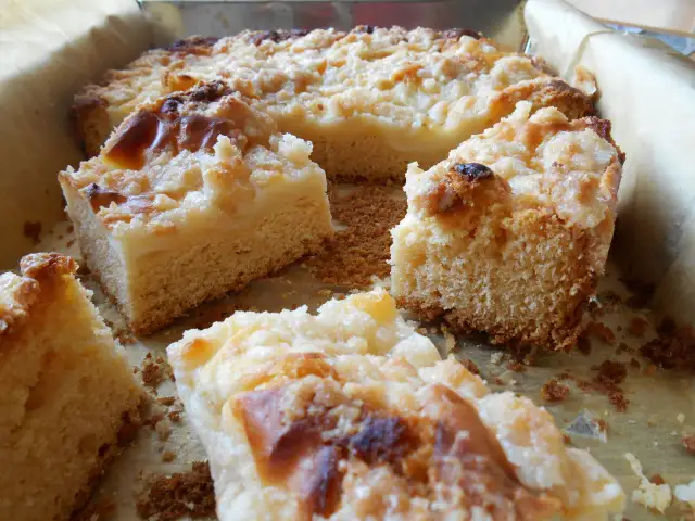 Przepis na ciasto drożdżowe z serem: babciny sekret puszystości