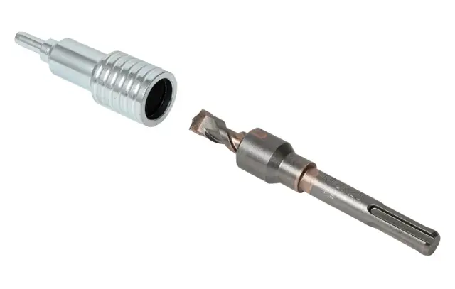 Metalowy adapter do wiertarki i wiertło udarowe.