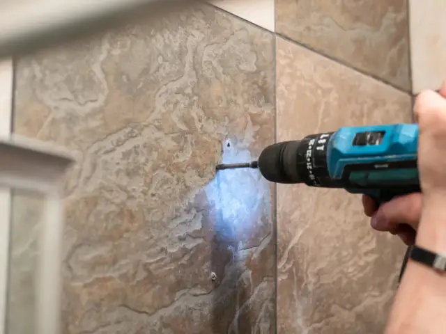 Jak wiercić w kafelkach bez pęknięć? Poradnik krok po kroku