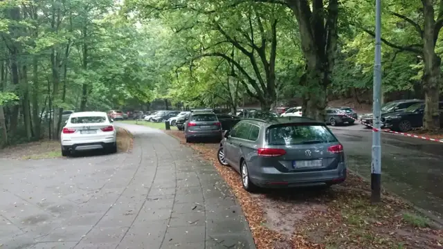 Gdzie zaparkować w Operze Leśnej? Sprawdź praktyczny przewodnik