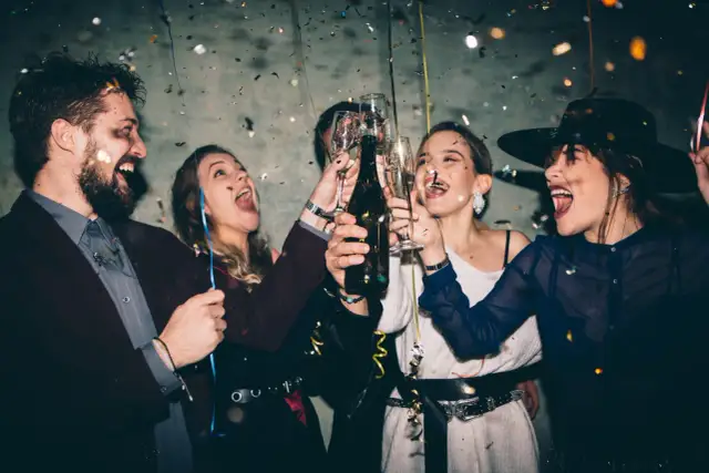 Jak ubrać się na sylwestrową domówkę? Blask i wygoda!