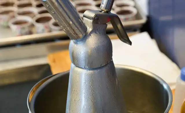 Bita śmietana z syfonu dzień wcześniej? Idealna świeżość gwarantowana!