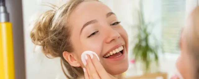 Tonik do twarzy: Jakie ma właściwości i do czego służy?