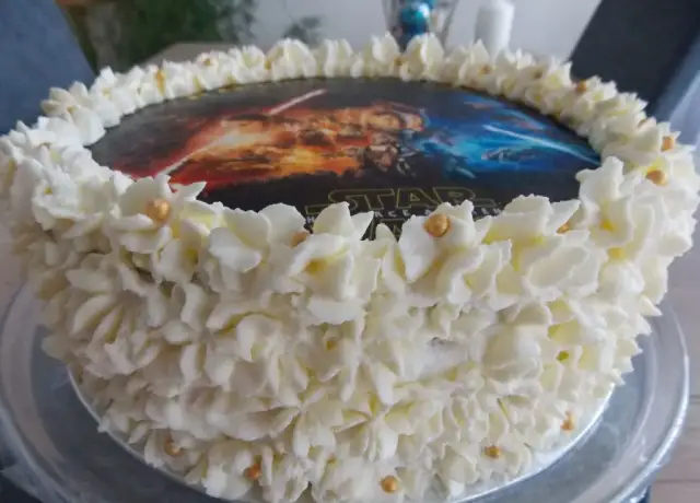 Jak położyć opłatek na tort, aby uniknąć błędów i uzyskać efektowny wygląd