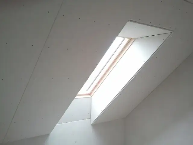 Jak obrobić okno dachowe karton gipsem - uniknij najczęstszych błędów