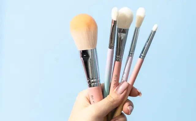 Jak czyścić pędzle do makijażu? Pełny poradnik dla zdrowej cery