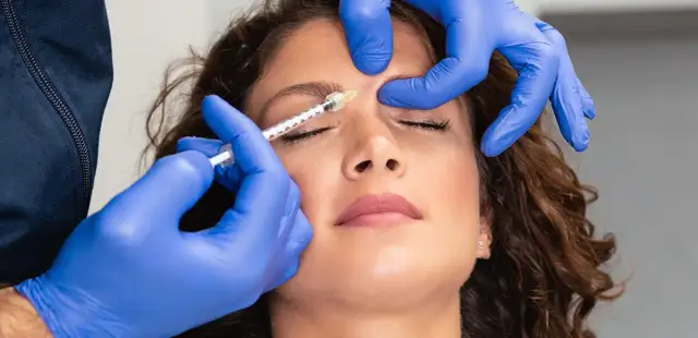 Czy kwas hialuronowy może się przemieszczyć? Poznaj przyczyny i skutki