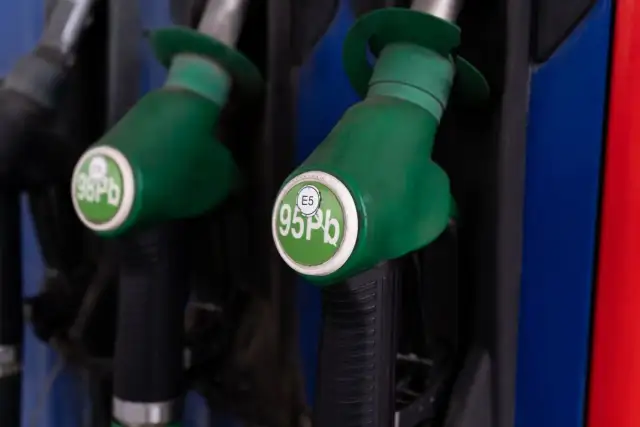 Dwie zielone końcówki dystrybutorów paliwa z oznaczeniami 95Pb E5 i 98Pb.