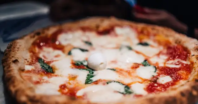 Maîtrisez la pâte à pizza épaisse et moelleuse : ma recette infaillible