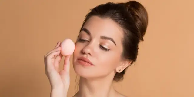 Jak używać gąbki do makijażu? Perfekcyjny makijaż bez smug!