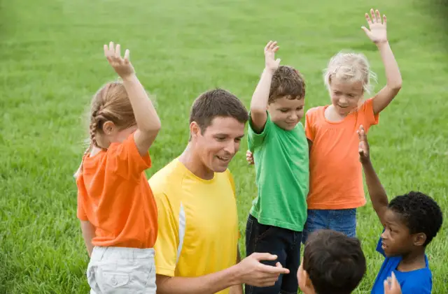 Czy kierownik kolonii może być jednocześnie wychowawcą? Sprawdź zasady.