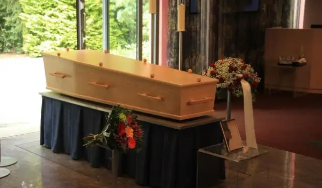 Jak wygląda pogrzeb świecki? Poznaj jego unikalne elementy i przebieg