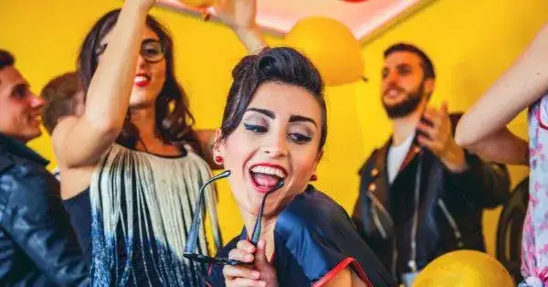 Impreza w stylu lat 50.: Jak zorganizować niezapomnianą podróż w czasie?