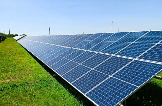 Fotowoltaika niskonapięciowa: Co to jest i czy warto w nią inwestować?