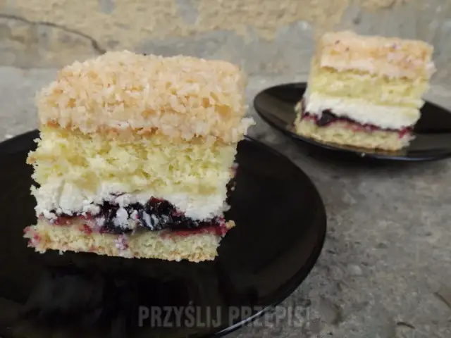 Jak utrzeć masło z cukrem na puch? Prosty przepis na puszyste ciasta