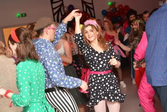 Stroje na imprezę PRL: Jak przenieść się w czasie?