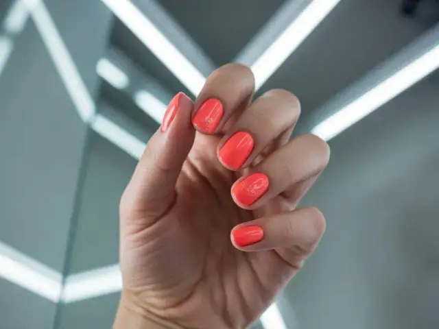 Jak szybko schnie lakier? Sprawdzone sposoby na idealny manicure