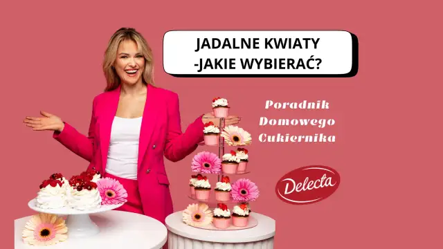 Kobieta w różowej marynarce prezentuje tort i babeczki ozdobione jadalnymi kwiatami.