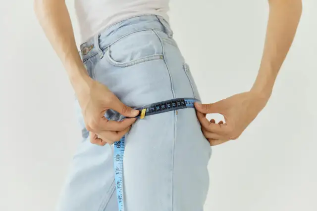 Jak zwęzić spodnie krok po kroku? Poradnik DIY