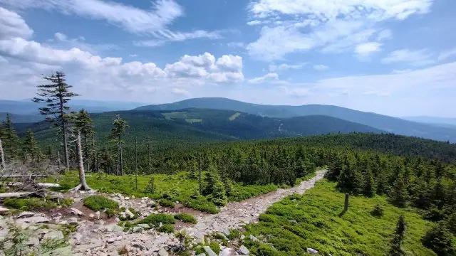 Śnieżnik: Którym szlakiem? Wybierz idealną trasę i podziwiaj!