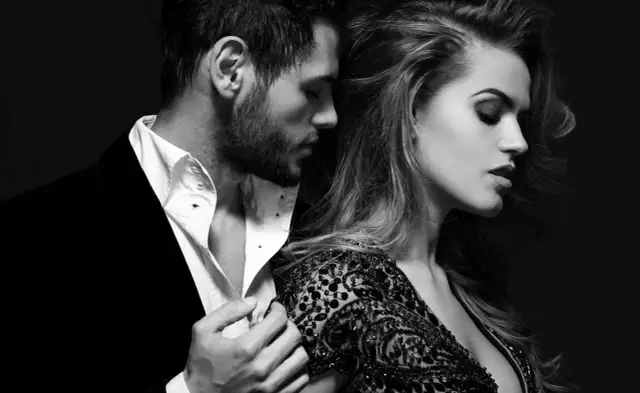 Intymny portret pary. Ona w ozdobnej sukni, on w eleganckim garniturze. Czy warto czekać na niezdecydowanego faceta, gdy w grze jest taka namiętność?