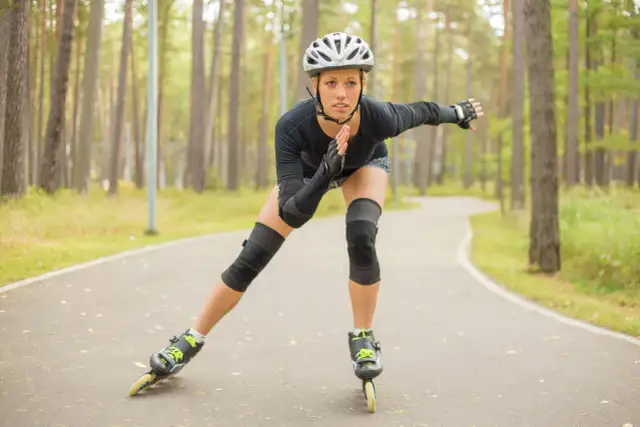 Ile kalorii spala się podczas 30 min jazdy na rolkach? Sprawdź!
