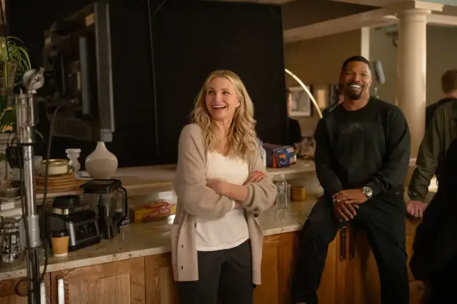 Cameron Diaz i Jamie Foxx znowu w akcji na planie filmowym. Uśmiechnięci, w luźnych strojach, w kuchni pełnej sprzętu.