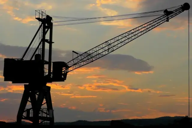 Ile kosztuje wynajem dźwigu? Poznaj ceny i ukryte koszty