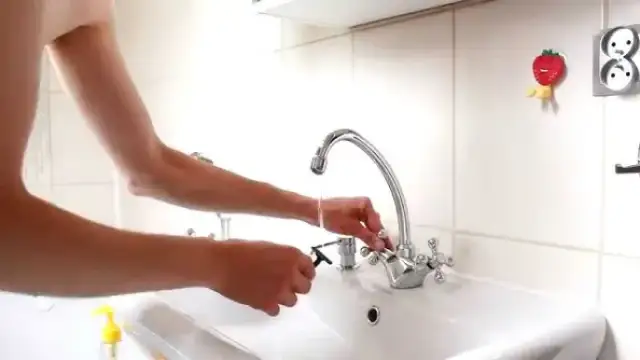 Jak naostrzyć maszynkę do golenia, by uniknąć podrażnień i oszczędzić pieniądze