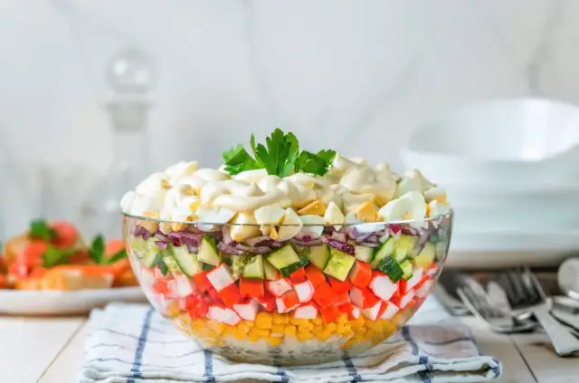 Sałatki na komunię: Sprawdzone przepisy i triki na efekt WOW!