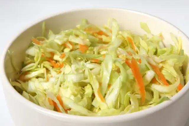 Surówka z białej kapusty jak w chińskiej restauracji - idealny przepis