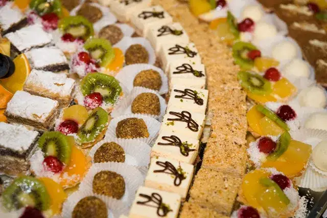 Ile ciasta na wesele? Przeliczniki, porady i budżet od ekspertki!