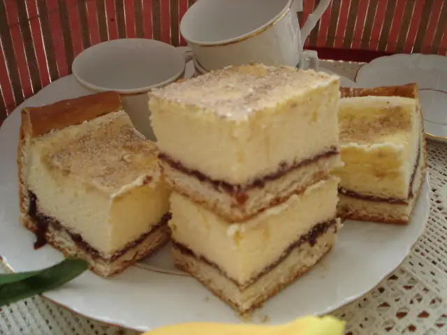 Przepis na sernik na cieście drożdżowym, który zachwyci Twoich gości