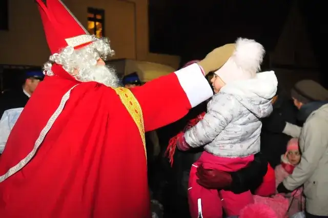 Kto przynosi prezenty pod choinkę? Tradycje i postacie w Polsce