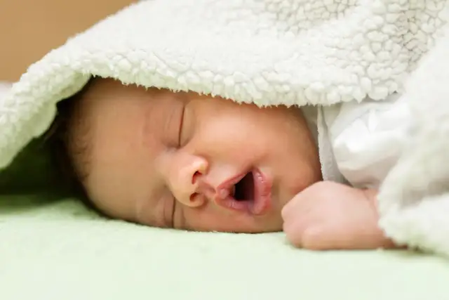 Dziecko śpi z otwartą buzią? Kiedy obserwować, a kiedy działać!