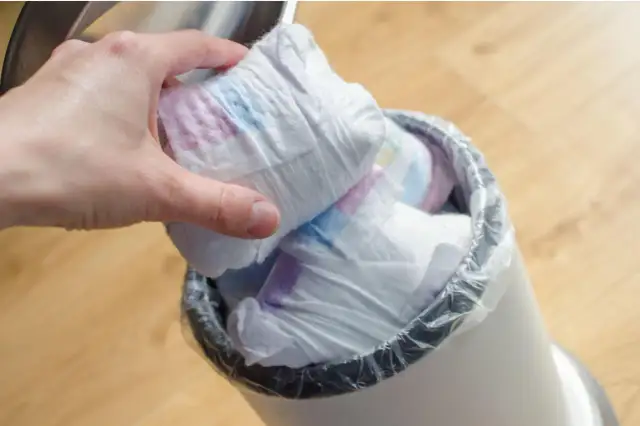 Pieluchy: Gdzie wyrzucić? Prawda o segregacji i eko-mitach