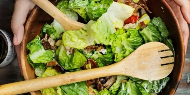 Najlepsze sosy do sałatek, które odmienią Twoje dania na zawsze