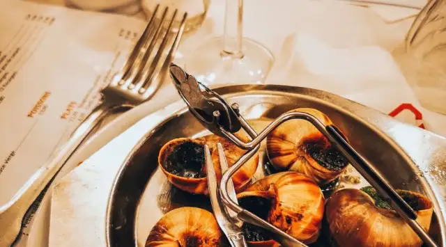 Gdzie zjeść w Paryżu tanio? Odkryj najlepsze miejsca na posiłki