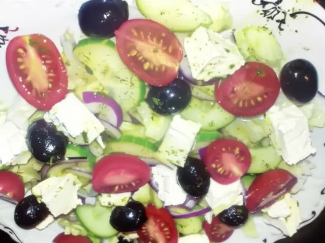 Perfekcyjna sałatka grecka: Jakie zioła i sos winegret?