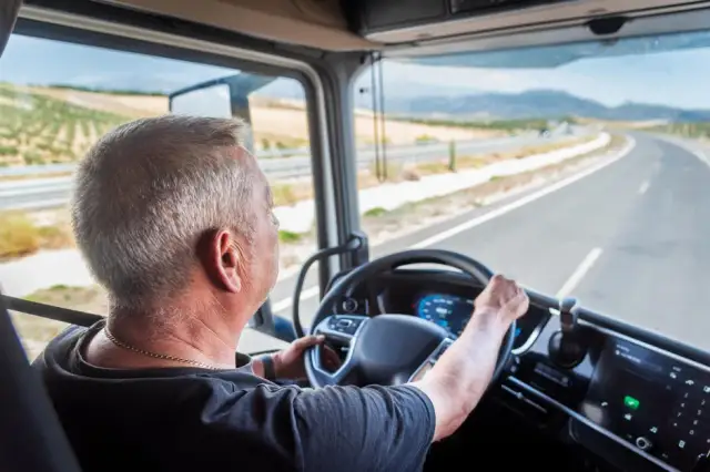 Kierowca zawodowy od zera: Kod 95, koszty, zmiany 2026