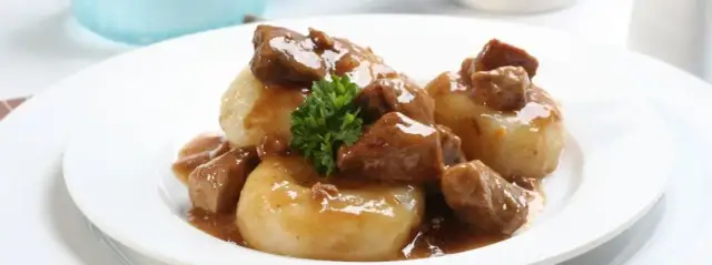 Jakie mięso do klusek śląskich? Odkryj najlepsze połączenia smakowe