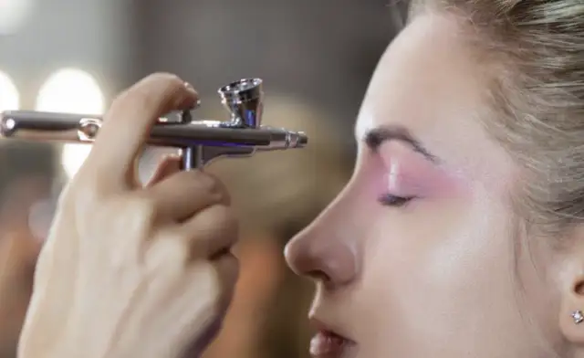 Farbowanie brwi aerografem. Jak to wygląda? Ile utrzymuje się efekt koloryzacji?