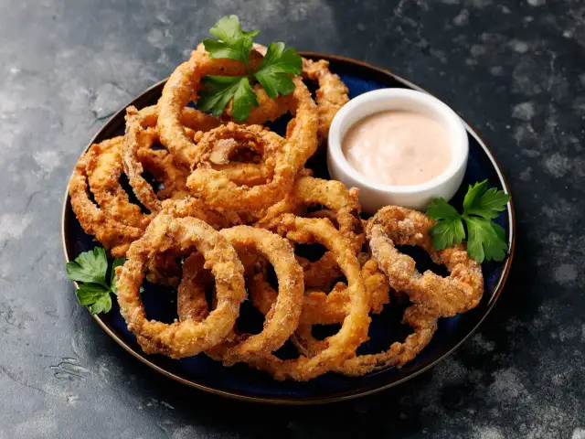 Chrupiące krążki cebulowe do burgera: sekret idealnej panierki!