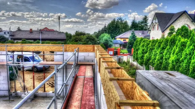 Jak oszalować dom drewniany? Kompletny poradnik krok po kroku