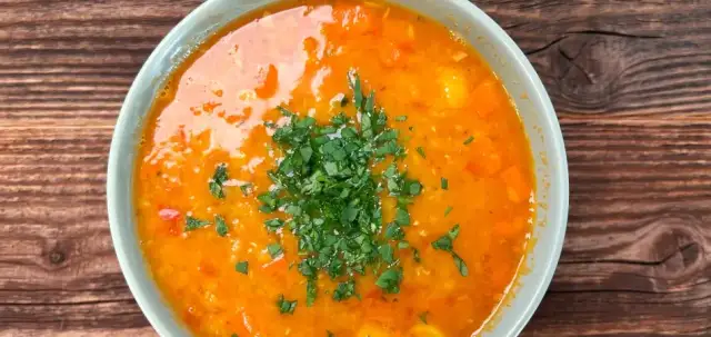 Jak zrobić zupę z soczewicy? Prosty przepis i 4 wariacje